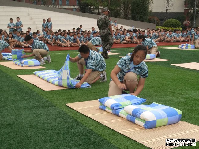 各展身手疊被忙