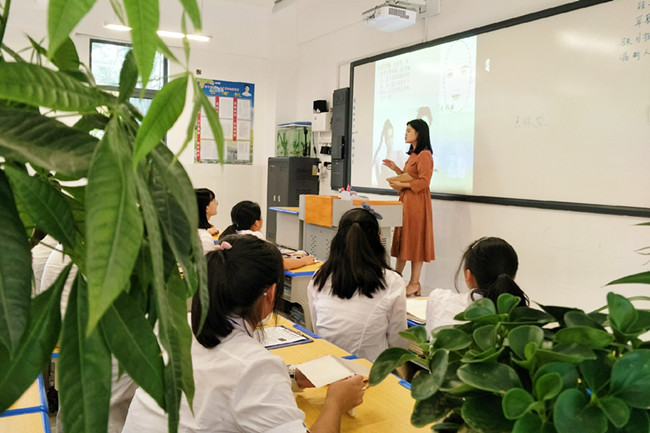 初二(3)班 王姝盟老師的《形象設(shè)計(jì),禮儀培訓(xùn)》