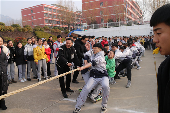迎新年棗莊十八中拔河比賽圓滿結(jié)束