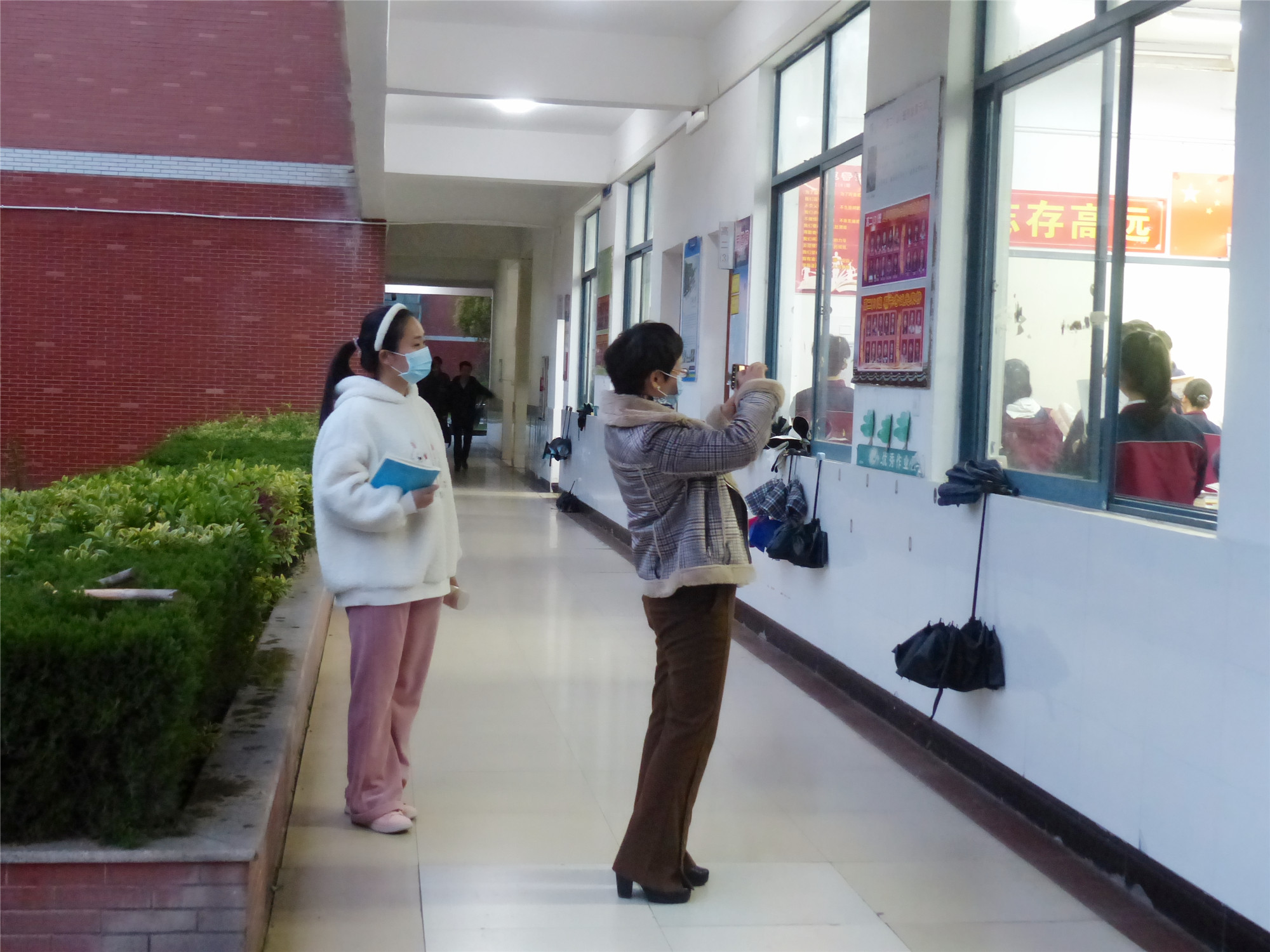 洪湖市賀龍中學(xué)教師團(tuán)隊(duì)蒞臨監(jiān)利中學(xué)參觀交流