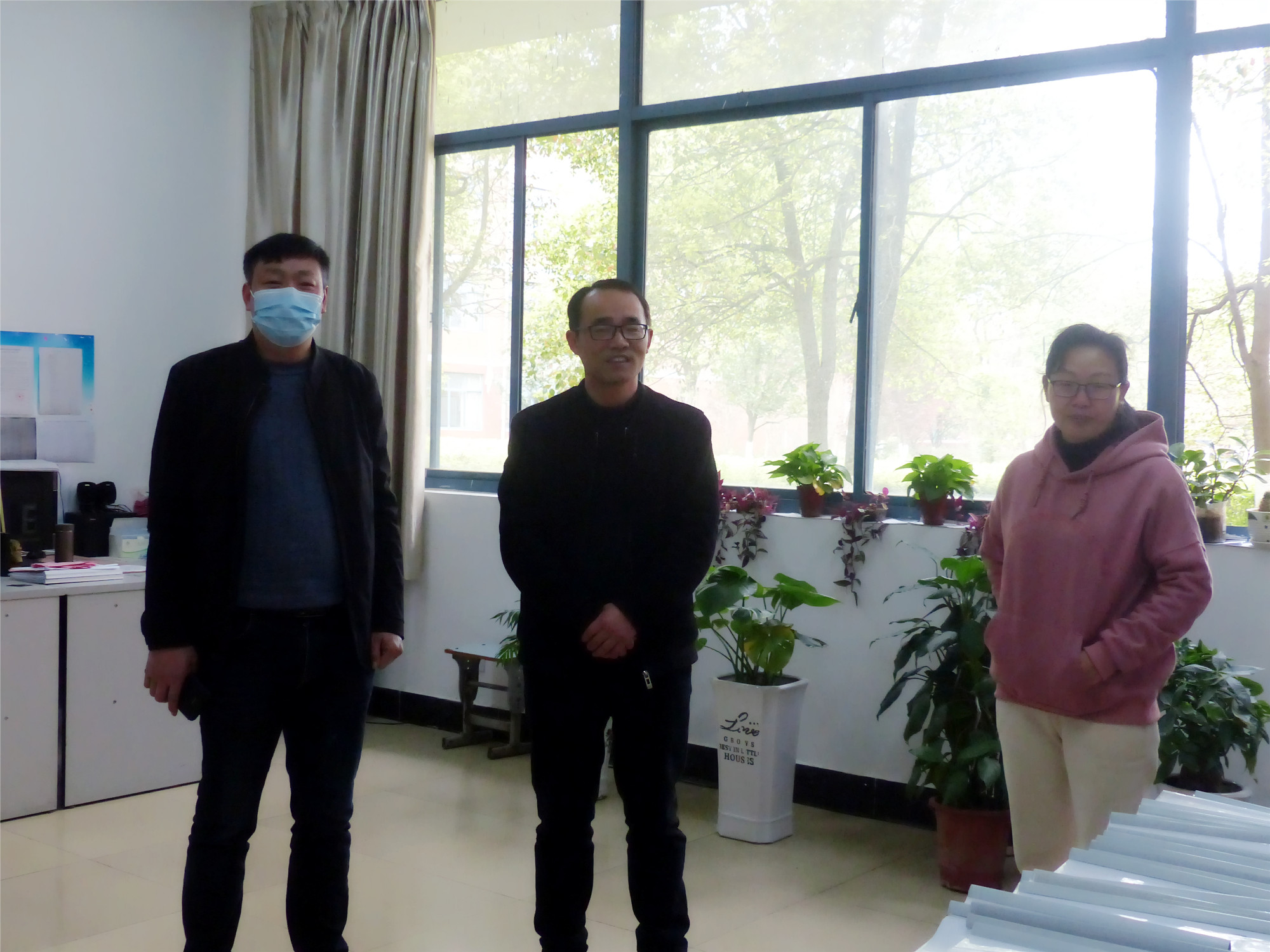 洪湖市賀龍中學(xué)教師團(tuán)隊(duì)蒞臨監(jiān)利中學(xué)參觀交流