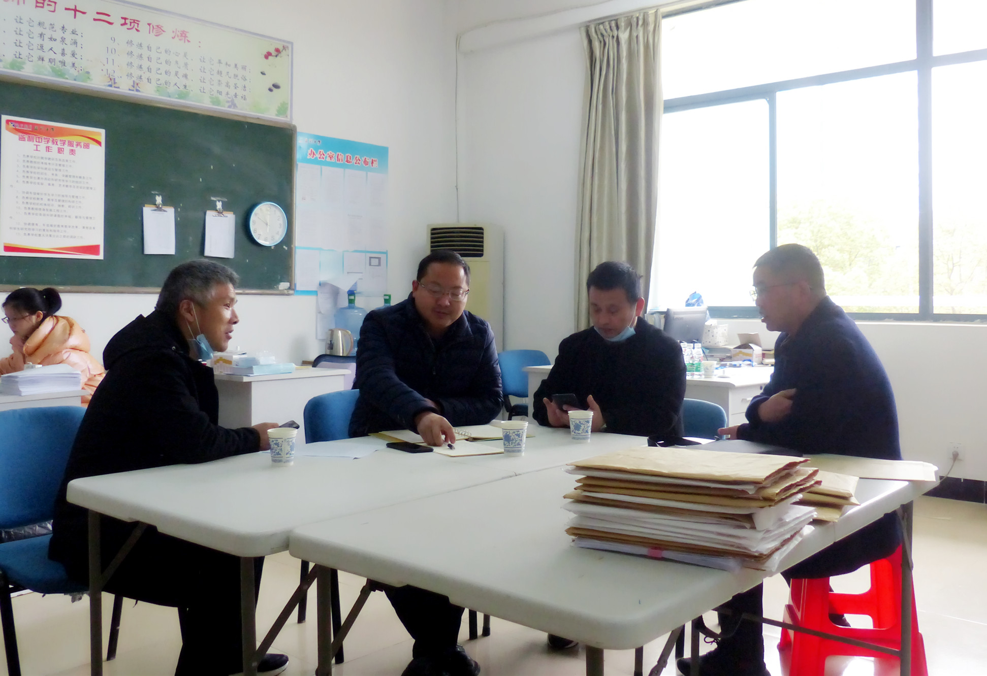 洪湖市賀龍中學(xué)教師團(tuán)隊(duì)蒞臨監(jiān)利中學(xué)參觀交流