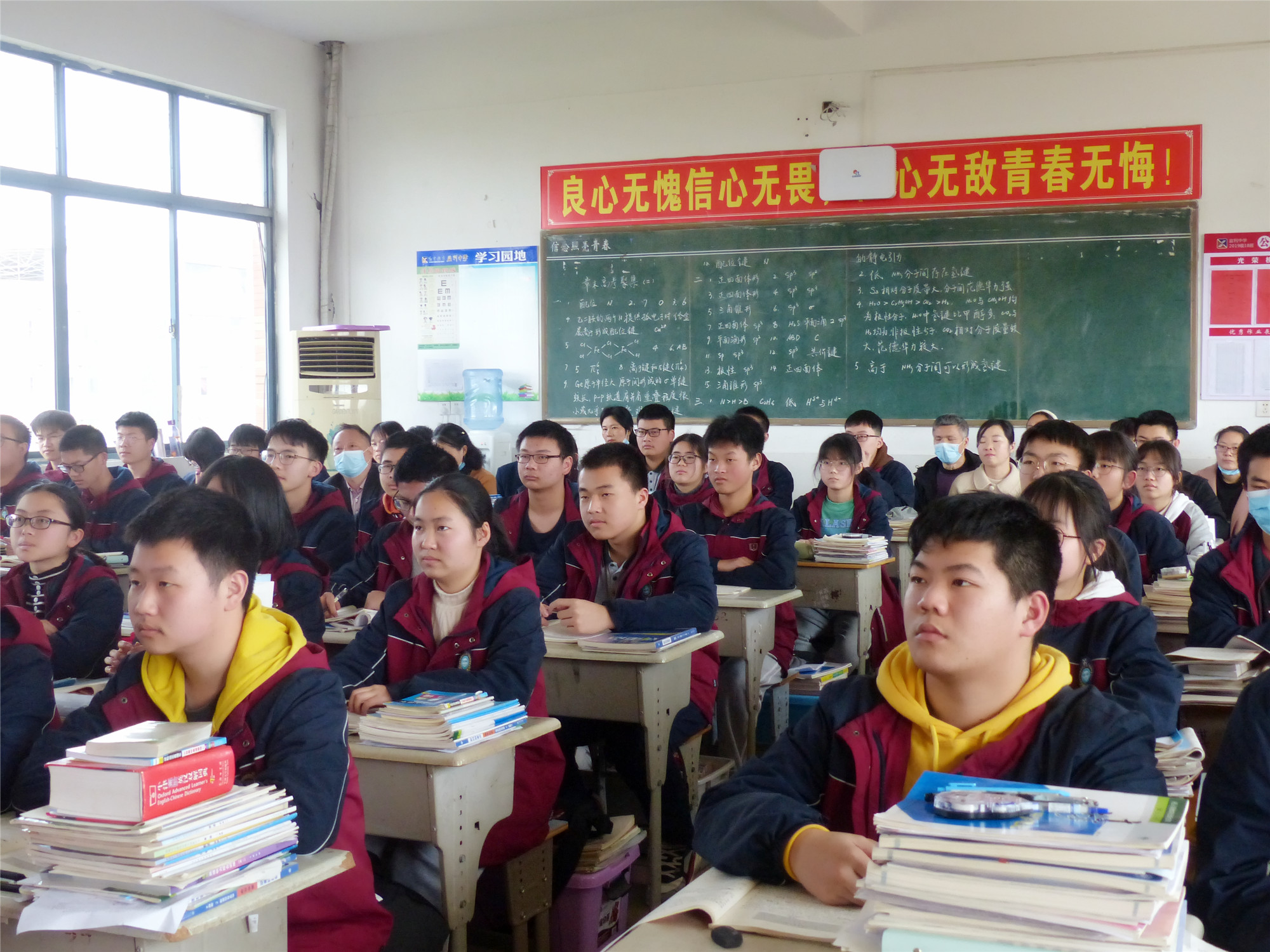 洪湖市賀龍中學(xué)教師團(tuán)隊(duì)蒞臨監(jiān)利中學(xué)參觀交流