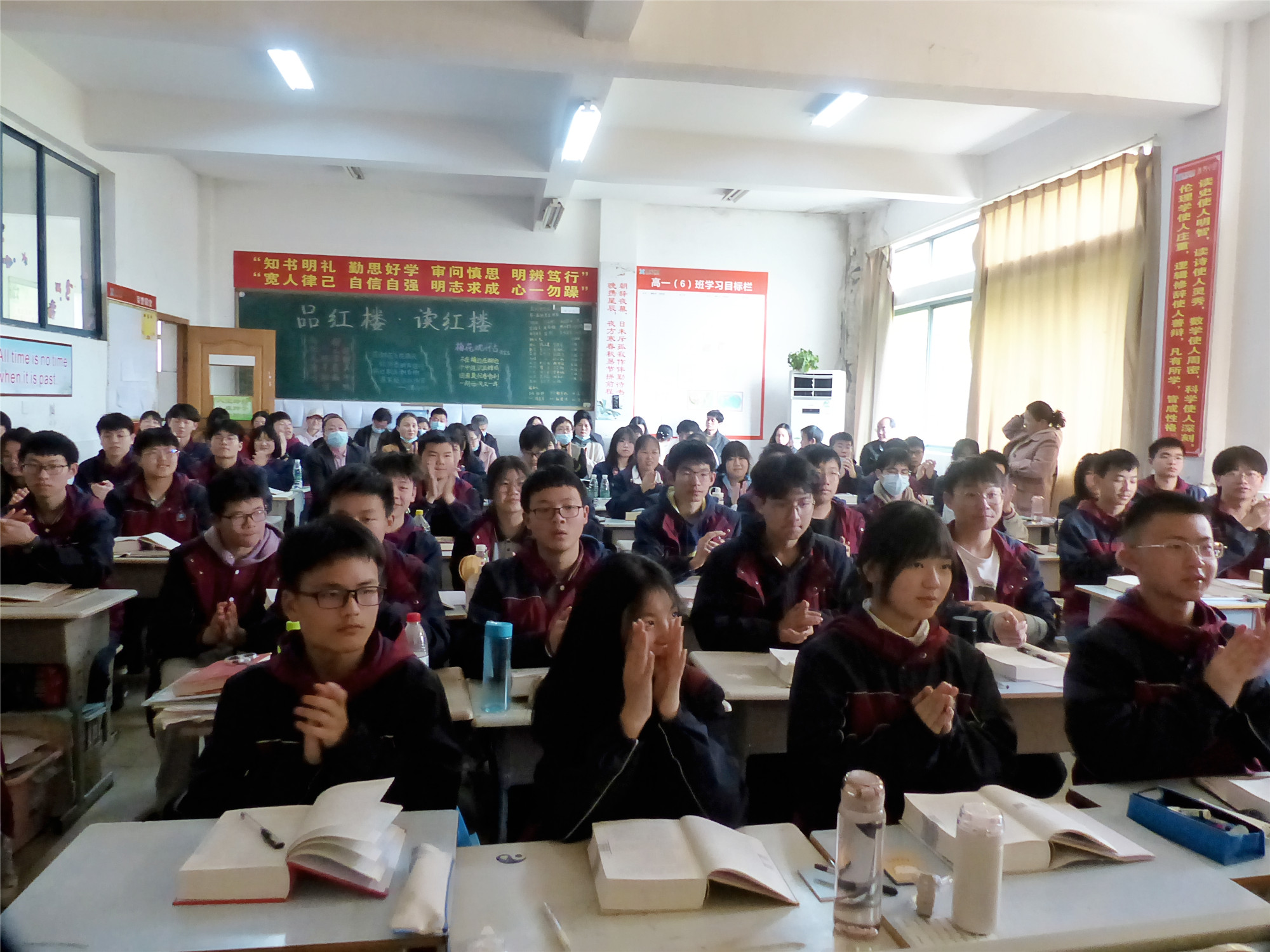 洪湖市賀龍中學(xué)教師團(tuán)隊(duì)蒞臨監(jiān)利中學(xué)參觀交流