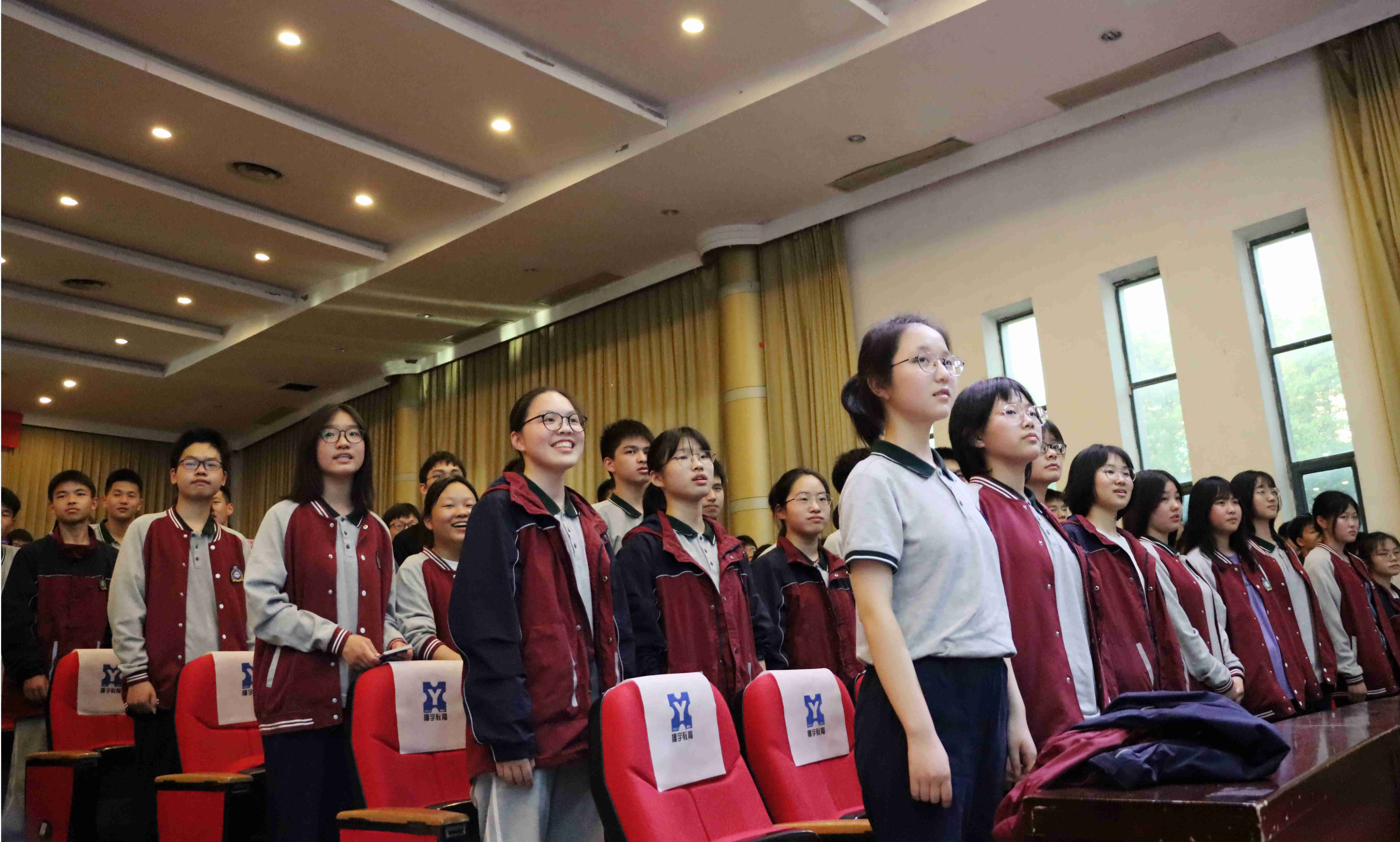 監(jiān)利中學(xué)高二年級(jí)召開期中考試表彰大會(huì)