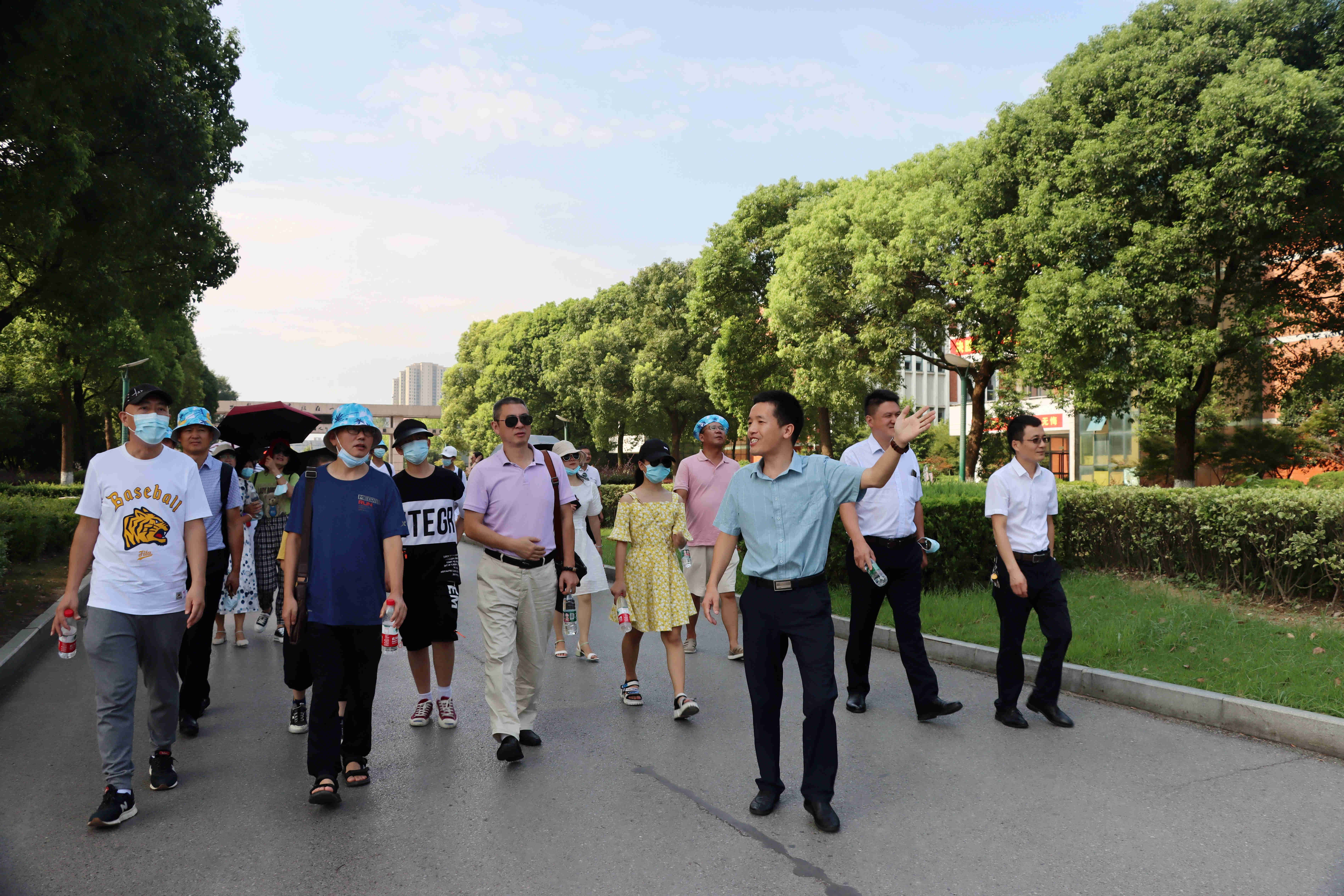 沙市第四中學(xué)教師團隊來監(jiān)利中學(xué)參觀交流