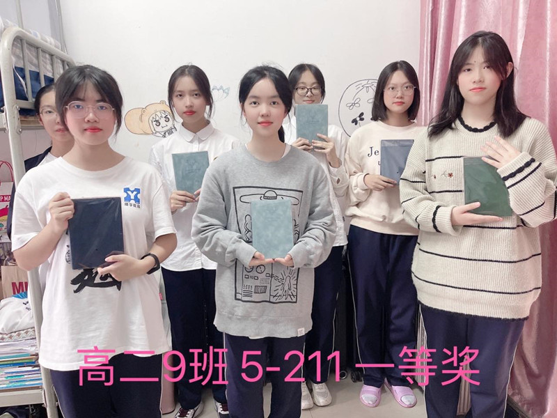 把每一間宿舍布置得令學(xué)生流連忘返的小家